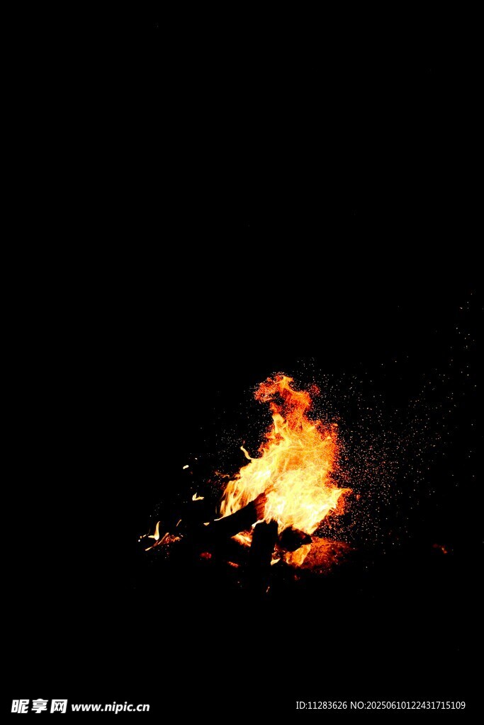 黑夜中的熊熊篝火