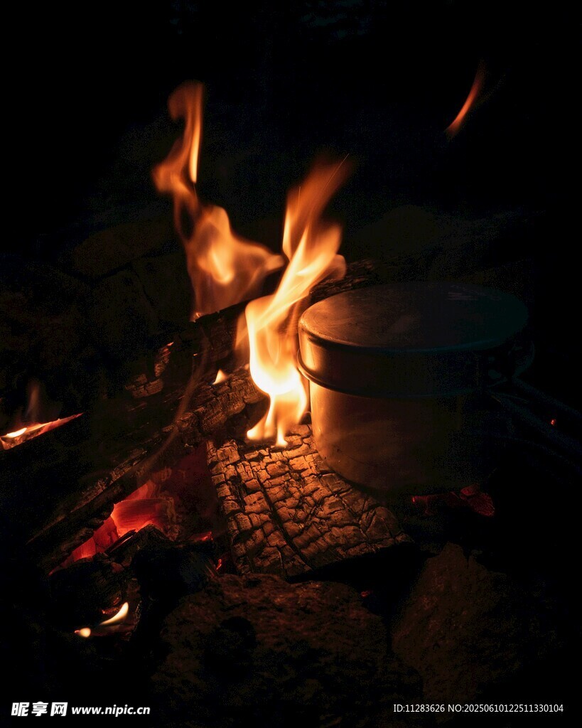 夜晚篝火熊熊燃燒