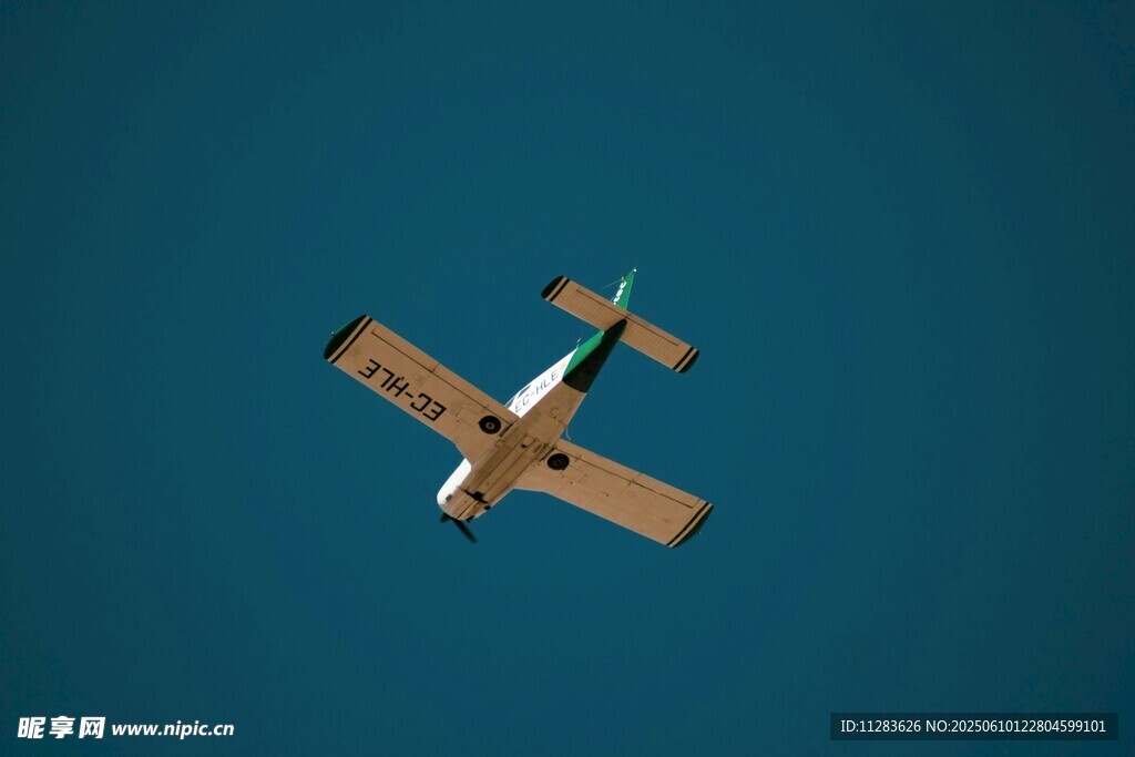 空中飛行的小型飛機