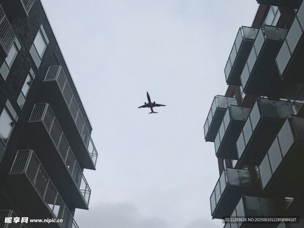 高樓間飛過的飛機