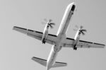 雙螺旋槳飛機空中視角