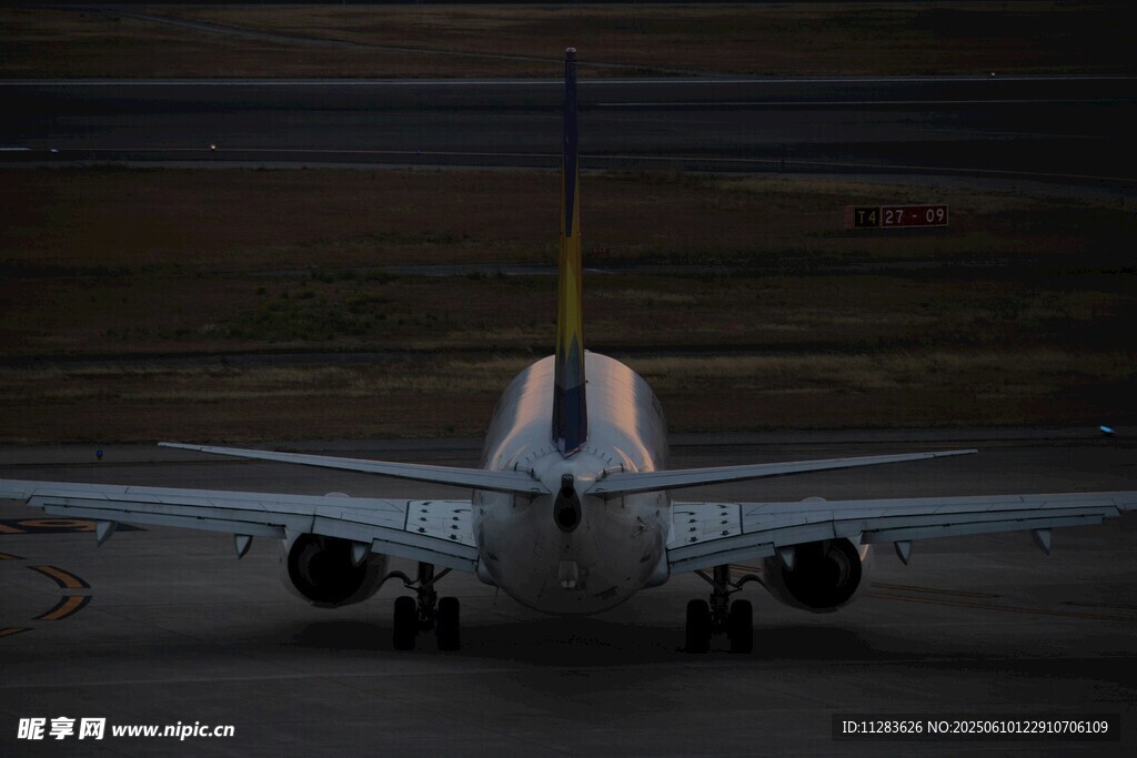 跑道上的飛機尾部