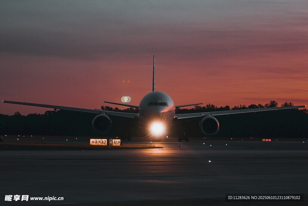 夕陽下的機場飛機