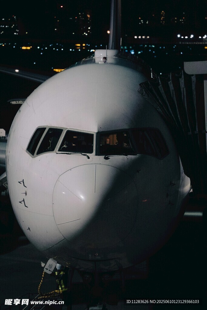 夜間停機(jī)坪上的白色飛機(jī)