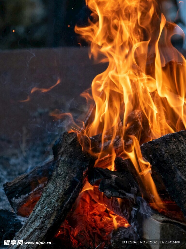 熊熊燃燒的篝火