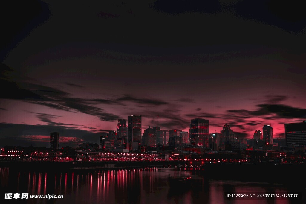 夜幕下的城市河畔美景