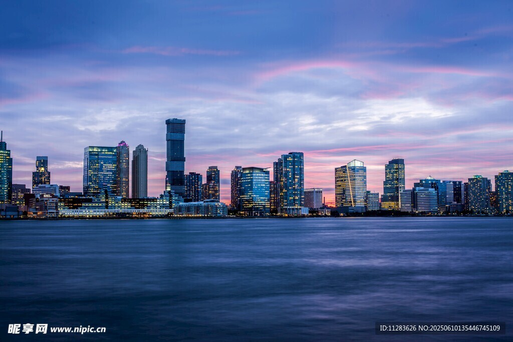 城市天際線與黃昏海景