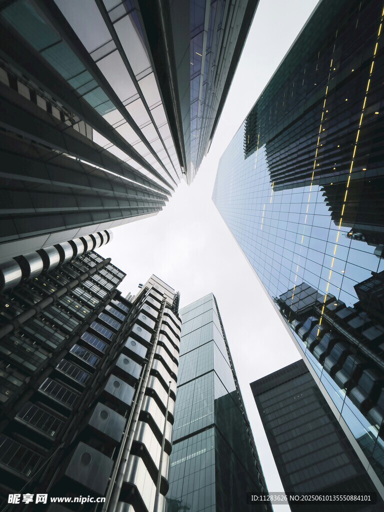 仰視都市摩天大樓景觀
