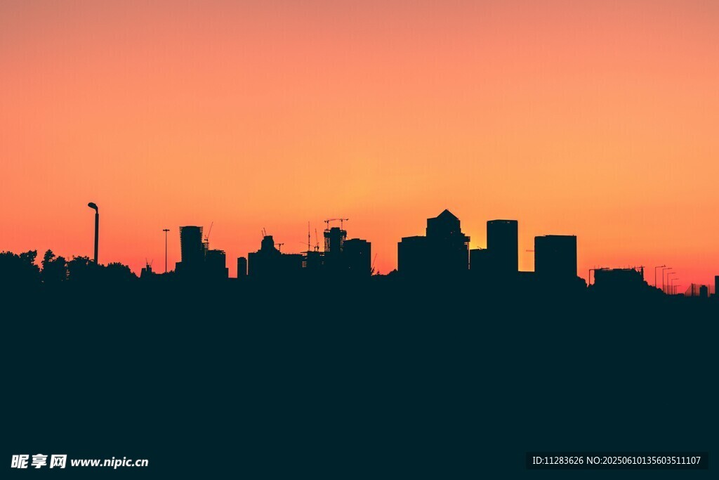 夕陽下的城市建筑剪影