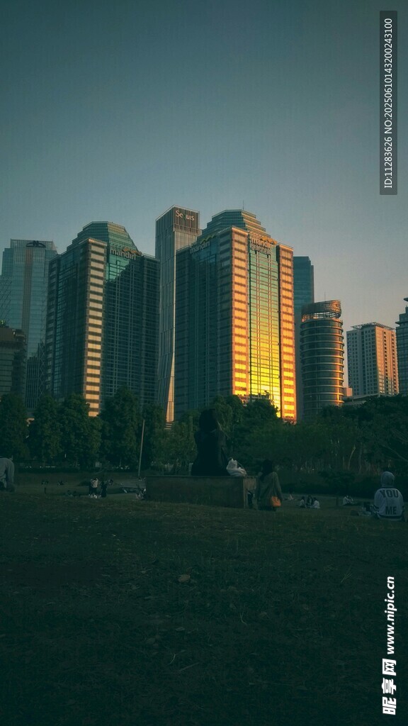 黃昏下的城市高樓景觀