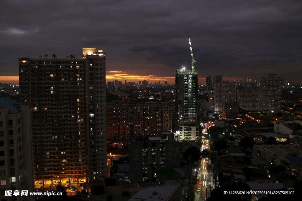 夜幕下的城市天際線