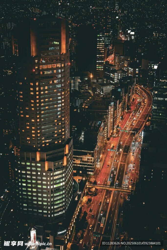 城市夜景中的璀璨車流