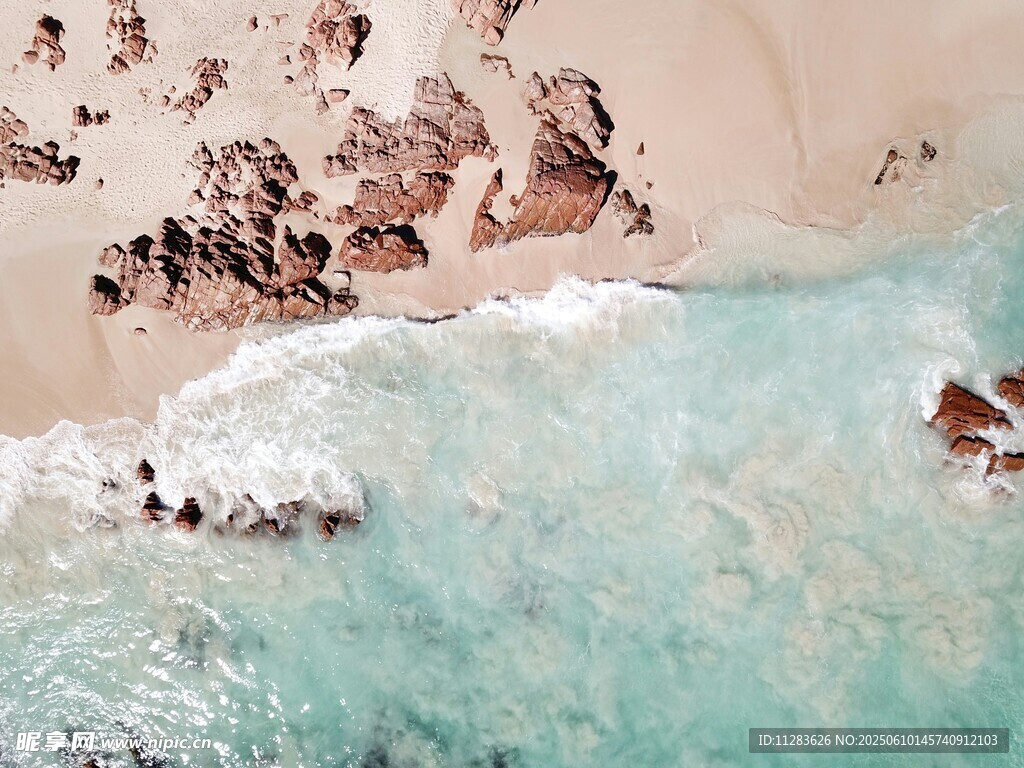 俯瞰美麗海灘與海浪