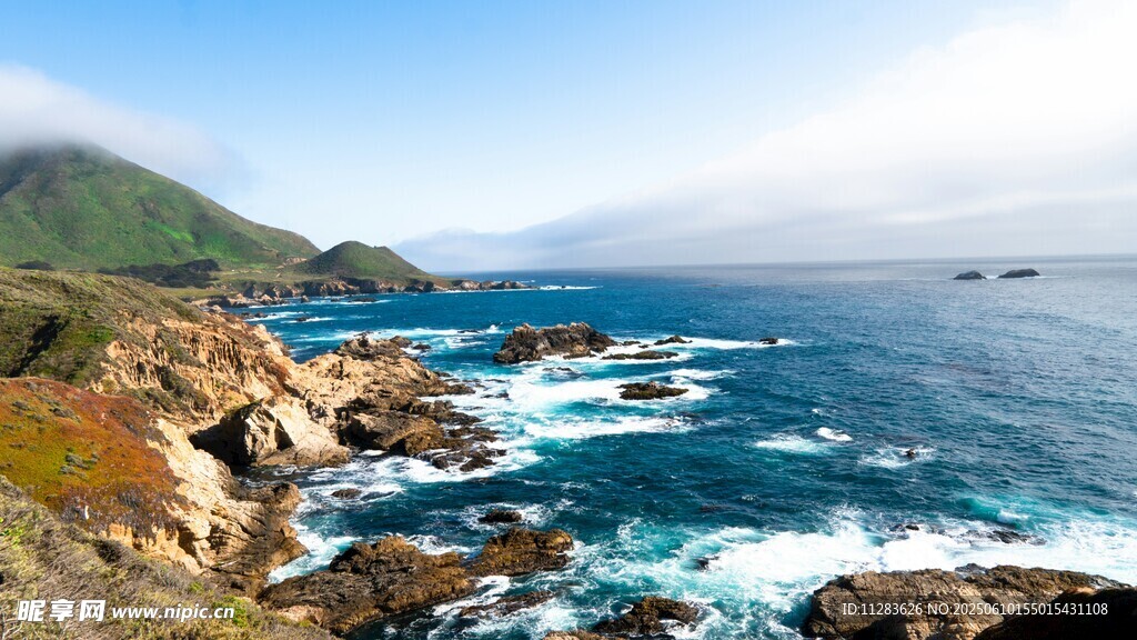 碧海與嶙峋礁石