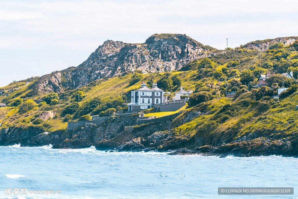 海邊青山上的別致小屋