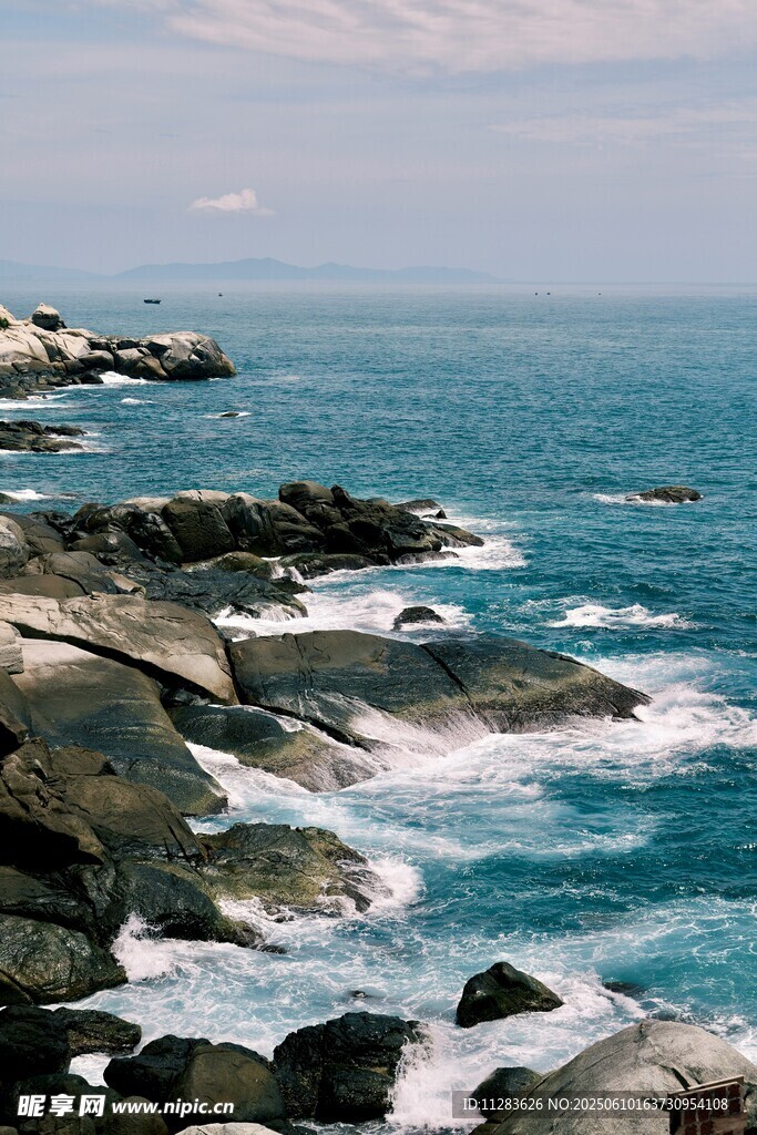 海邊礁石與翻涌的藍色海浪