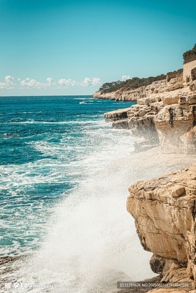 海岸邊的海浪與嶙峋巖石