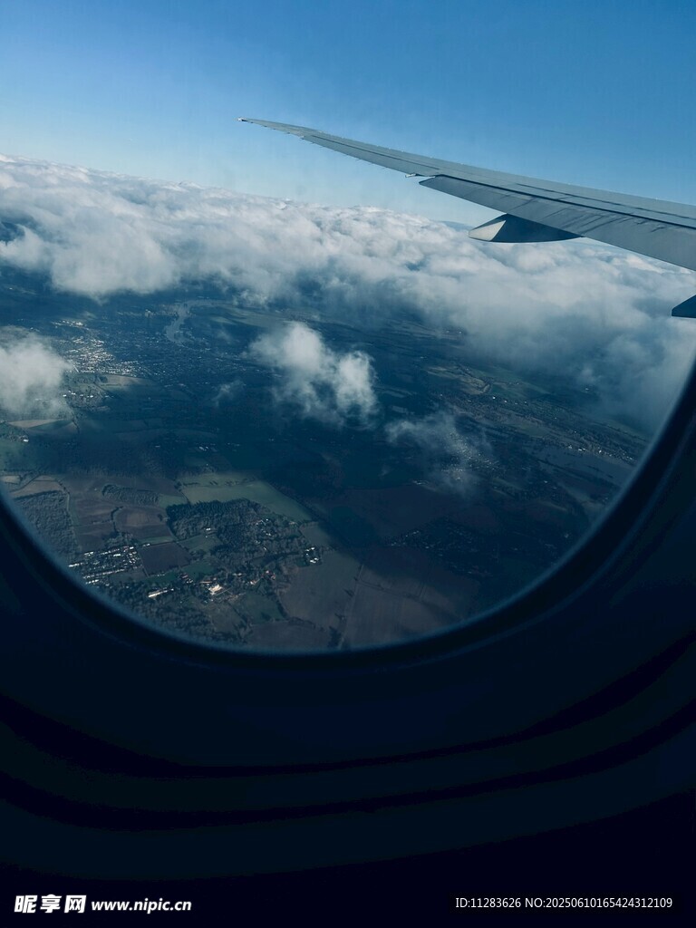 飛機舷窗視角下的云海景觀