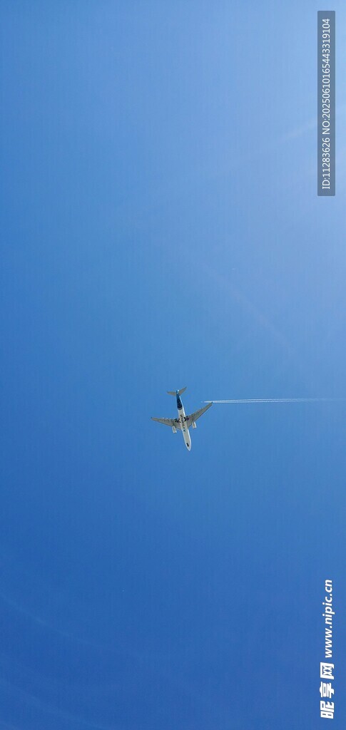 藍天中翱翔的小型飛機