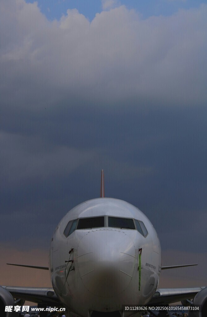 機場前的大型客機
