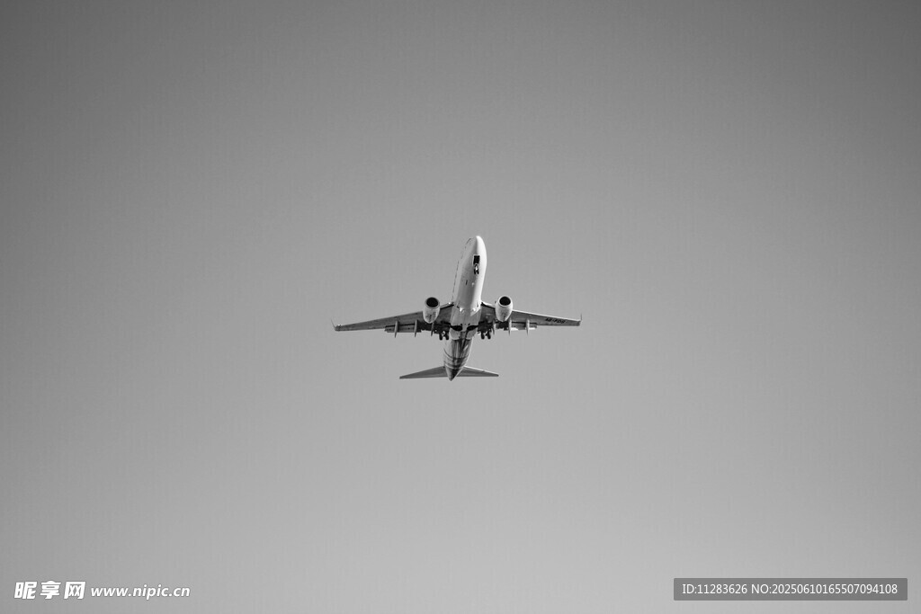 空中飛行的客機