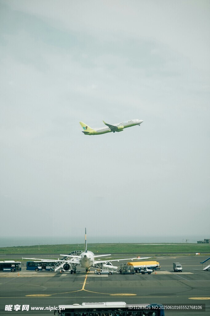 機場上空飛機起飛瞬間