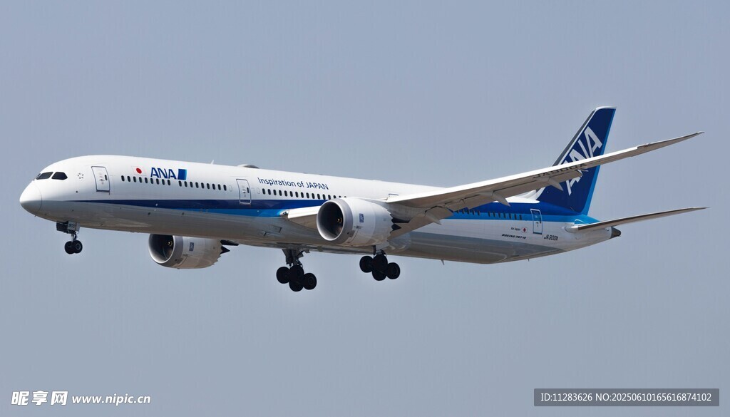 藍(lán)白客機起飛瞬間