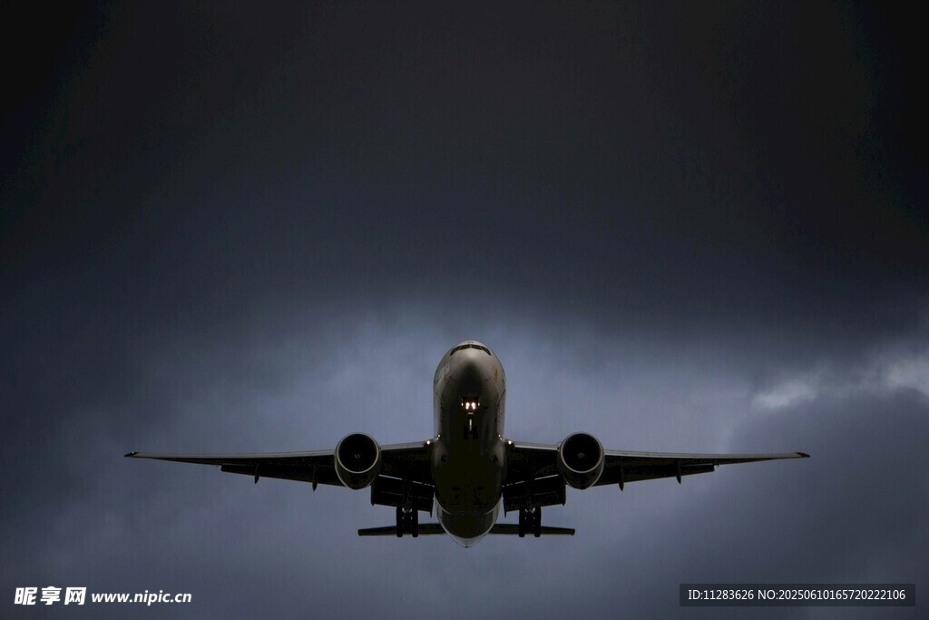 夜空中飛行的大型飛機