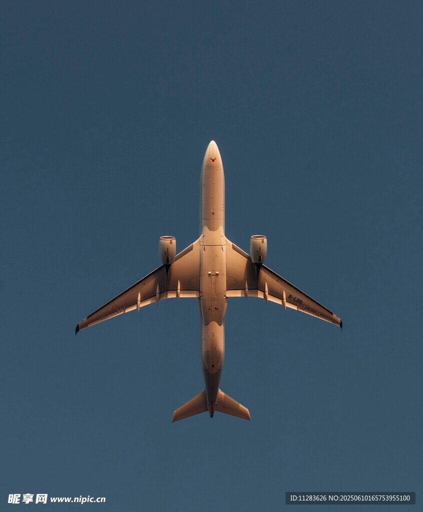 空中翱翔的民航客機(jī)