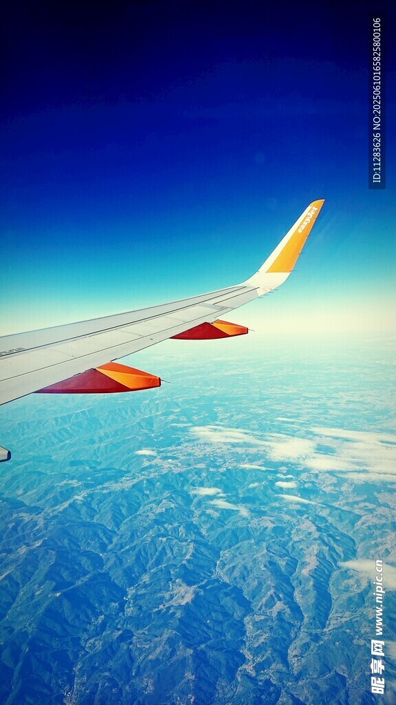 高空視角下的飛機機翼