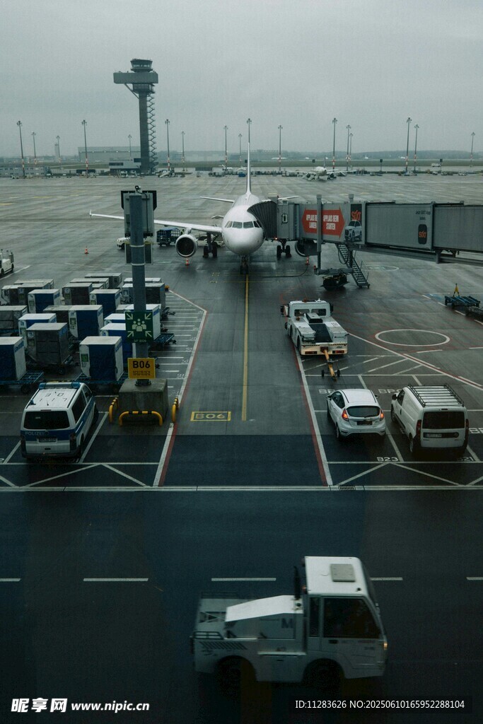 機場停機坪忙碌景象