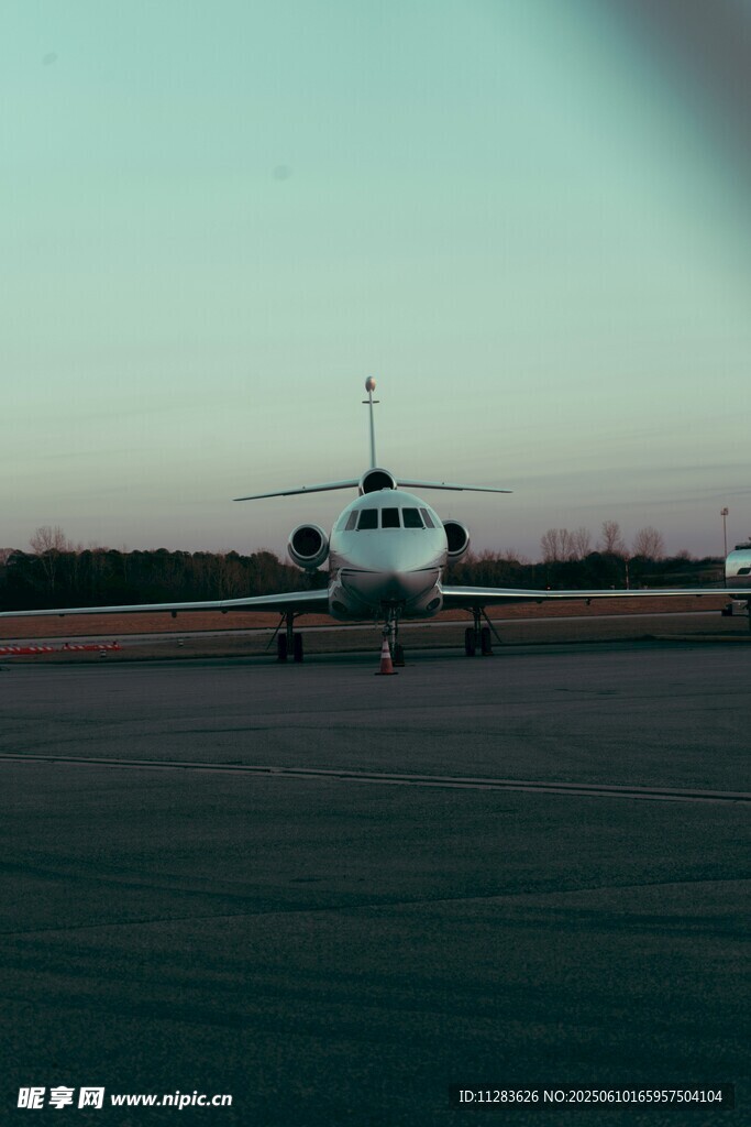 機場跑道上的一架飛機