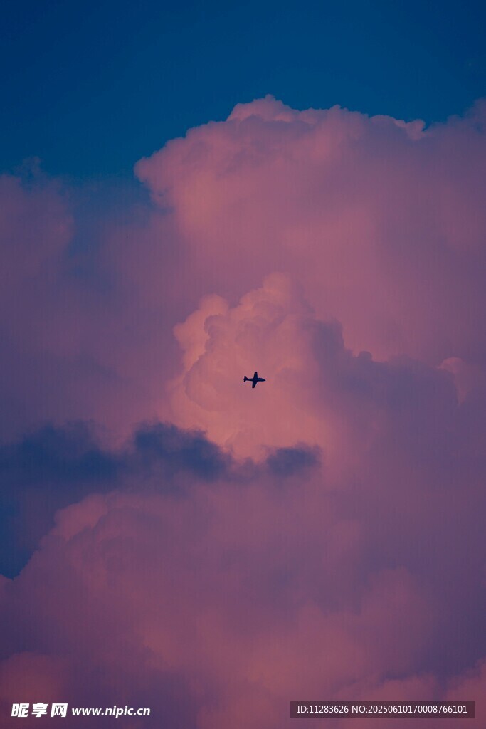 晚霞中飛機穿云而過