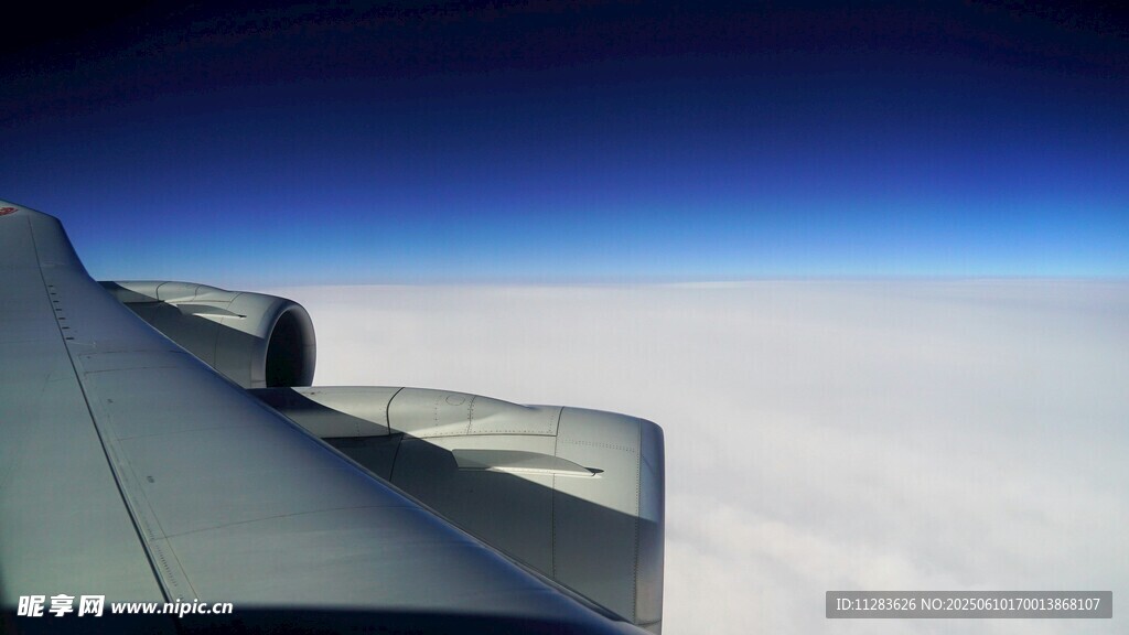 飛機機翼俯瞰云海