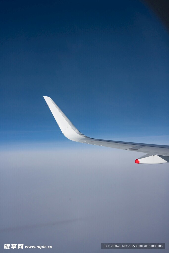 飛機機翼俯瞰云端美景