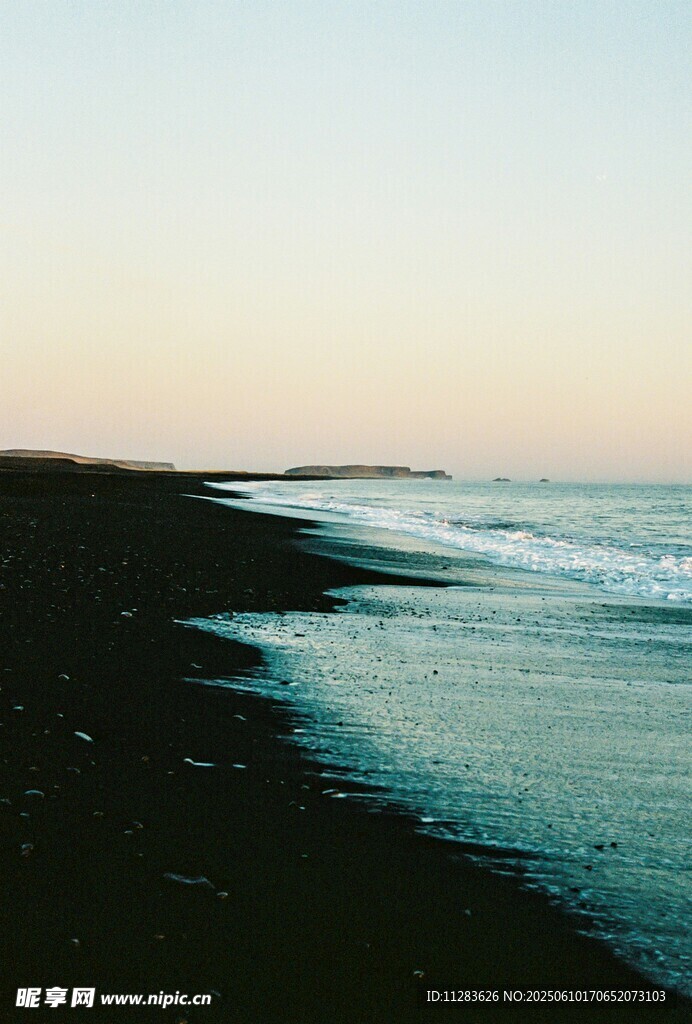 海邊黑沙灘的靜謐景致