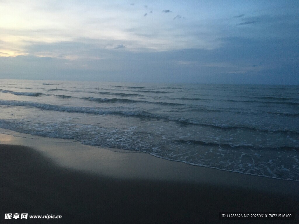 海邊日落時分的寧靜海景