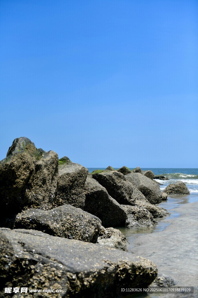 海邊嶙峋礁石