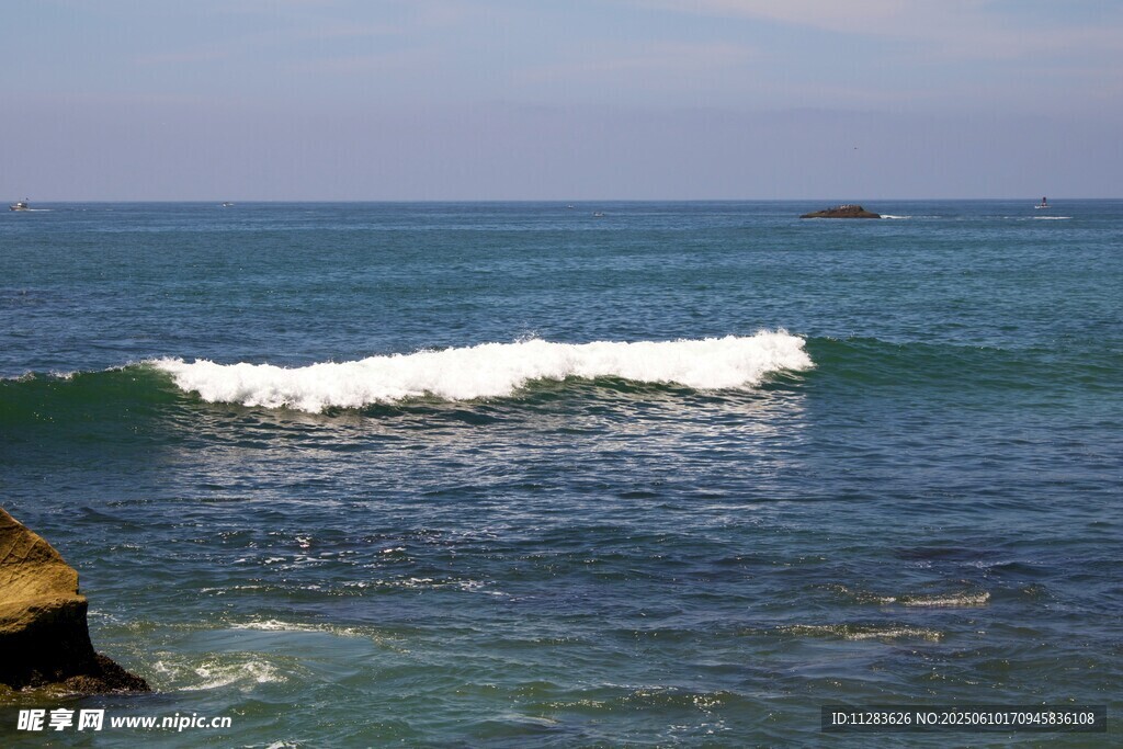 海浪拍岸的美麗海景
