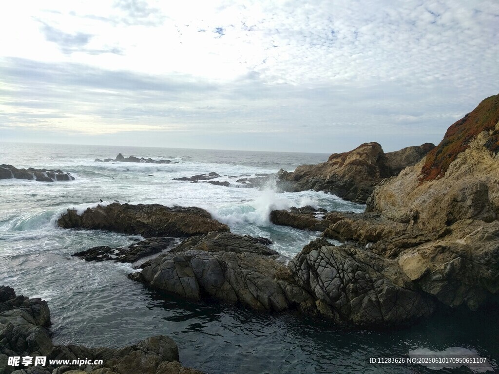 海岸邊的礁石與翻涌海浪