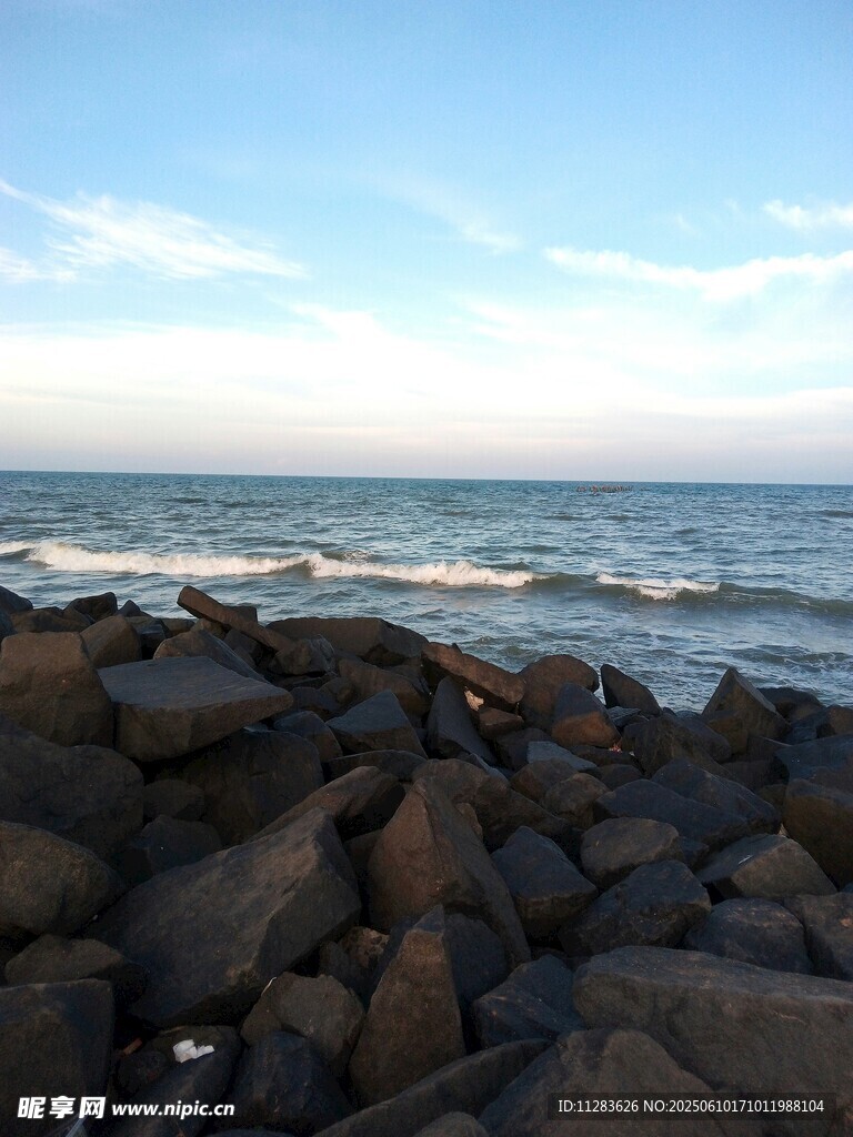 海邊礁石與翻涌海浪