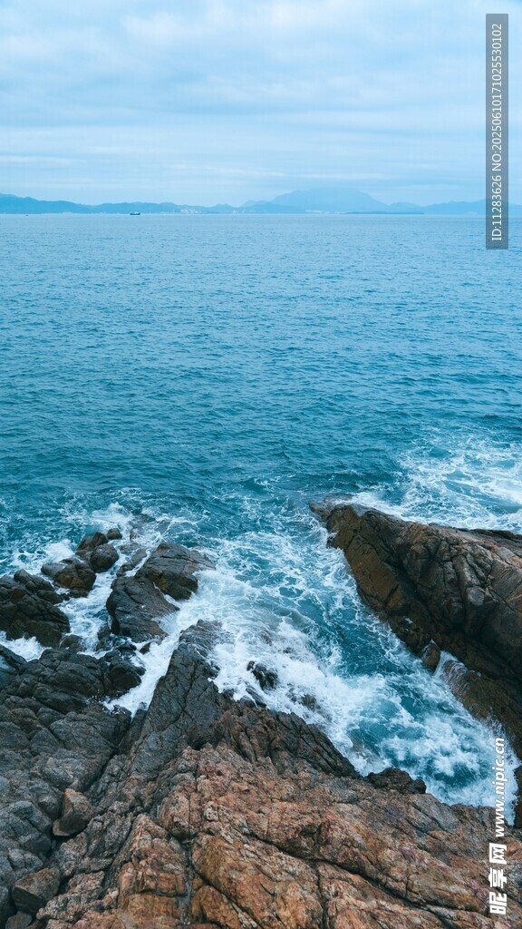 海邊嶙峋礁石與翻涌海浪