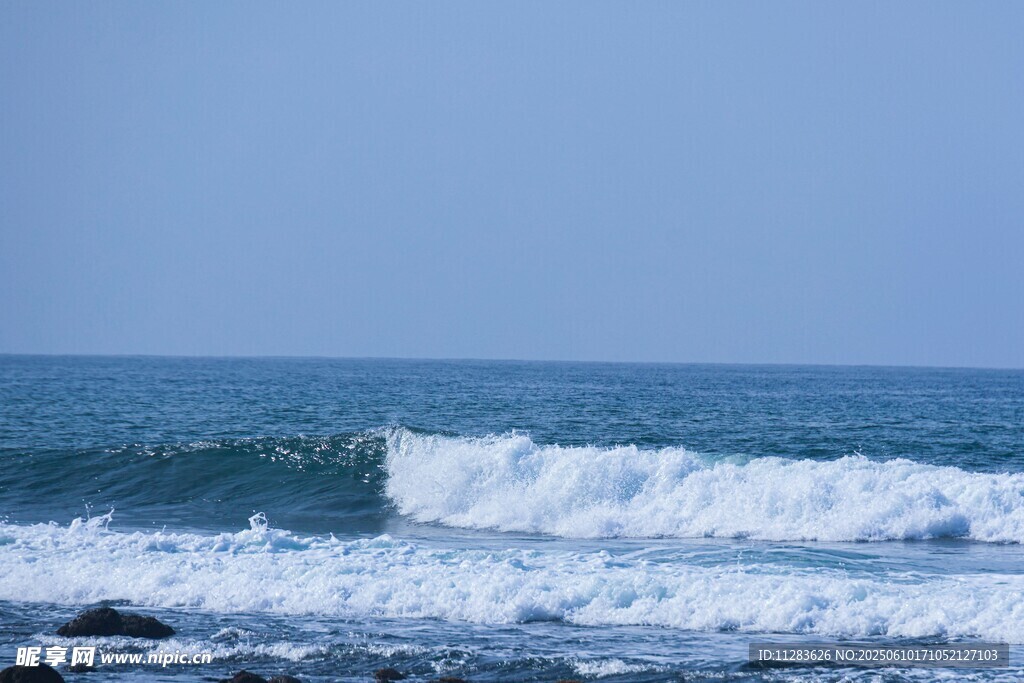 海浪翻涌的藍色海洋