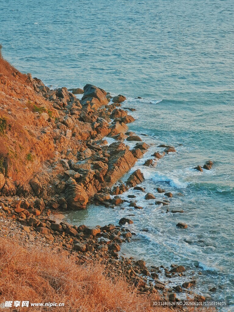 海邊嶙峋岸景
