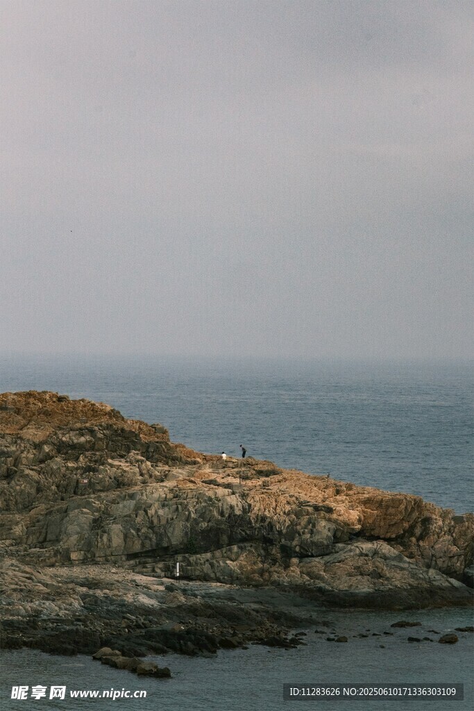 海邊嶙峋巖石景觀