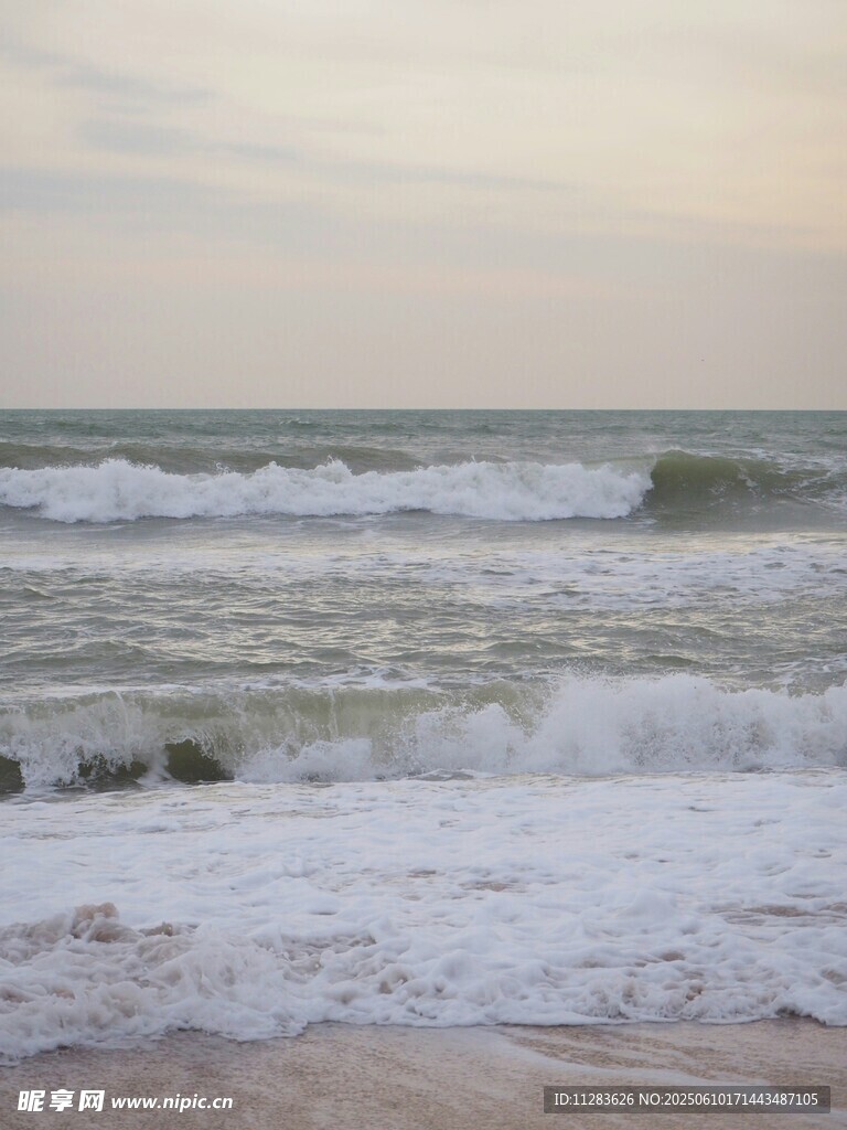 海邊日落時(shí)的翻涌海浪