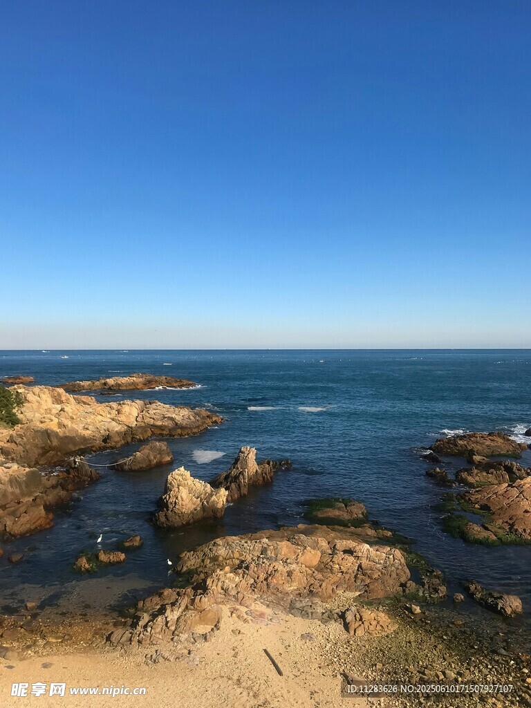 海邊巖石與蔚藍大海景觀