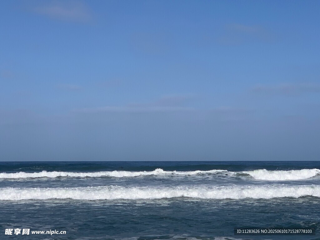 蔚藍大海上的白色浪花