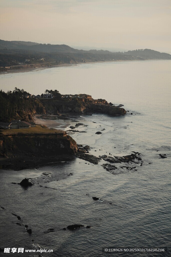 黃昏下的海邊礁石美景