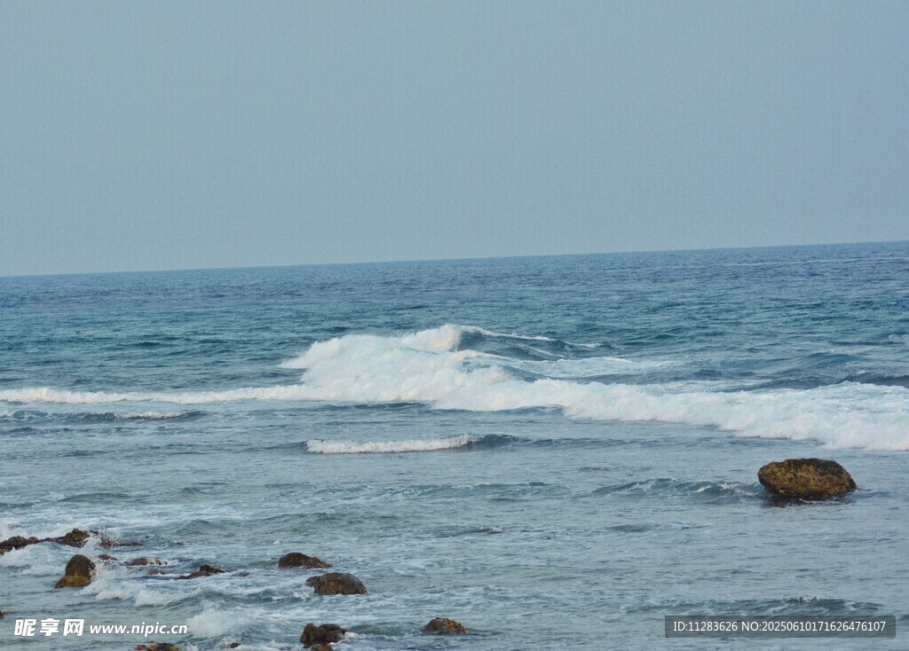海邊礁石與翻涌的浪花